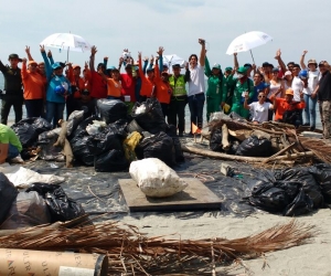 alcaldía de Santa Marta. Essmar y la organización del festival de música electrónica Storyland, realizaron una Playatón para limpiar la playa.