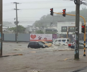 Varias vías de la ciudad colapsaron por el agua.