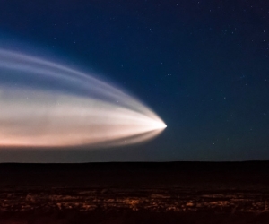 Un misterioso fenómeno que dejó una resplandeciente estela en el cielo nocturno fue grabado esta semana.