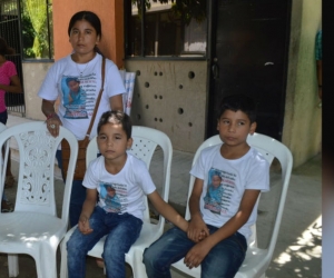 Yuliana Sanguino y los dos hermanitos de 'Albertico'.