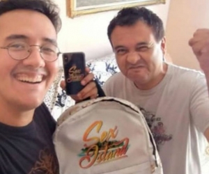 Joven chileno junto a su padre, celebrando el premio.