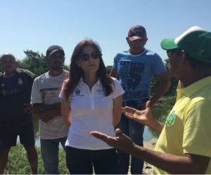 Rosa Cotes comentando el proyecto con la comunidad.