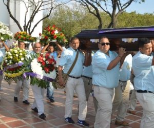 El gremio de taxistas de Santa Marta acompañó hasta la ultima morada a su compañero. 