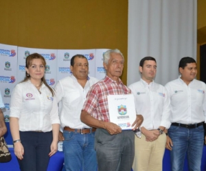 76 familias recibieron títulos de propiedad