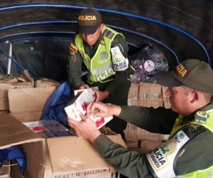 El camión encontrado en el barrio Mamatoco, contenía 7.808 cajetillas de cigarrillos, 300 unidades de elementos de aseo, entre otros artículos.