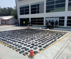 El alijo incautado está avaluado aproximadamente en $250.000.000. 