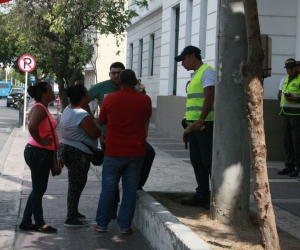 Cortesía. Los vendedores llegaron hasta la estación de policía.