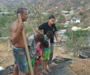 En cenizas quedó la casa de la familia.