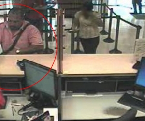  Momento en el que una asesora le entrega el dinero al hombre que robó a Fredy Cardona.