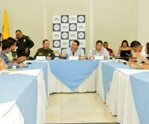 Alcalde durante su reunión con la comunidad estudiantil. 