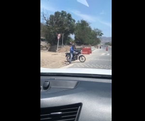 Cortesía Fabio Manjarrés La situación se vuelve recurrente en la vía: motociclistas habilitan pasos ilegales para pasar de una calzada a otra.