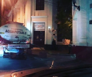 Momentos en que Veolia utiliza un carrotanque para suministrar agua a su propia sede.