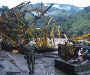 Puente destruido en Puerto Valdivia.