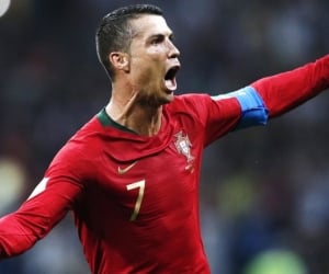  Cristiano Ronaldo fue la gran figura del partido al anotar tres goles. 