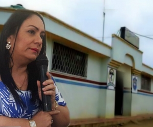 Claudia Patricia Aarón, diputada del Magdalena. Al fondo, el hospital del municipio de Concordia.
