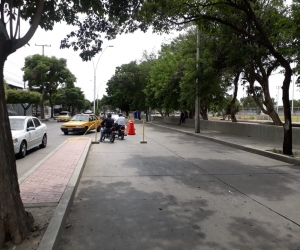 Obras en las vías de Santa Marta provocan serios trancones por falta de señalización y de agentes.