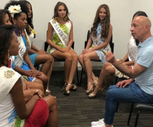 Fabián Chacón hablando con las candidatas a Capitana del Mar.