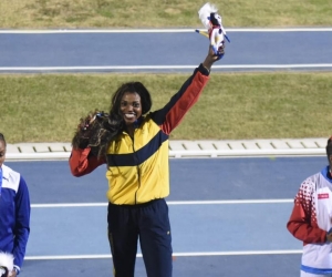 Caterine Ibargüen exhibiendo la medalla de oro.