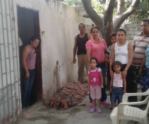 El cuerpo del hombre fue tendido en el sardinel de la casa, por parte de familiares, como protesta.