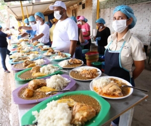Voluntarios esperan con comidas calientes a los beneficiarios que llegan diariamente. 