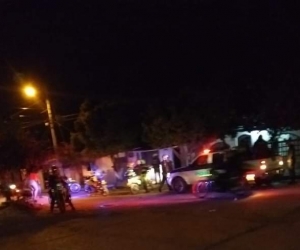 La Policía quiso poner orden y los jóvenes actuaron como vándalos. 