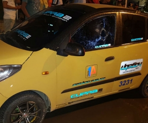 El taxista no se dejó robar y por ello fue atacado con impactos de bala.