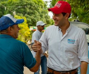 El Mello reunido con simpatizantes de su campaña.