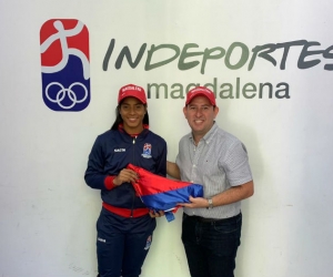 En la tarde de este jueves la múltiple campeona recibió el pabellón del departamento. 