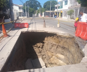Hueco en el pavimento en calle principal de Villa Alejandría 