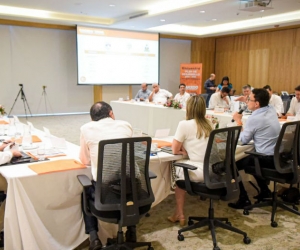 Mesa de diálogo de Caicedo con congresistas e invitados especiales.