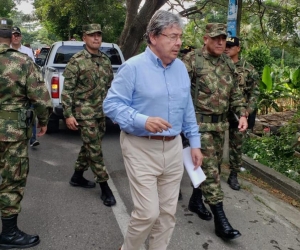 El Ministro visitó junto con los Comandantes de la Fuerza Pública de la zona la vía Riohacha - Santa Marta.