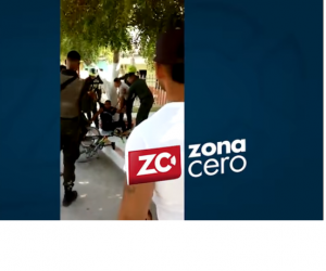 Los uniformados trataron de quitarle el cuchillo con el que se estaba autolesionando.