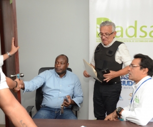 Adolfo Bula, durante la rueda de prensa, portando chaleco antibalas.