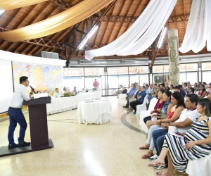 Durante su intervención Vera Salazar incentivó a los comerciantes a trabajar en equipo y a identificar estrategias que sirvan para proyectar sus pequeños negocios