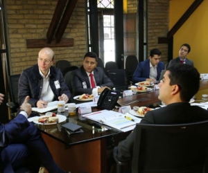 El alcalde encargado Andrés Rugeles se reunión con el ministro de Vivienda, Jonathan Malagón. 