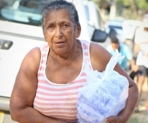 15 mil bolsas de agua y dos carrotanques en barrios de Santa Marta