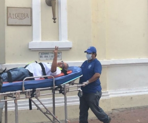 El domingo pasado, Adolfo Bula fue retirado en camilla y hospitalizado.