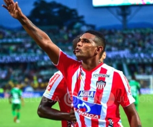 Luis Narváez celebrando el primer gol de los junioristas.