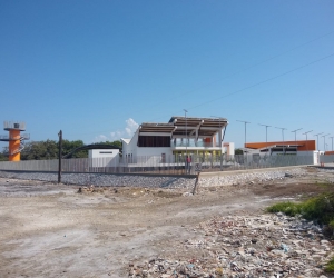 La obra cuenta con portería para el control de acceso vehicular, parqueadero para 16 automóviles, recepción, restaurante en 2 plantas y con capacidad para 80 personas, entre otros servicios.