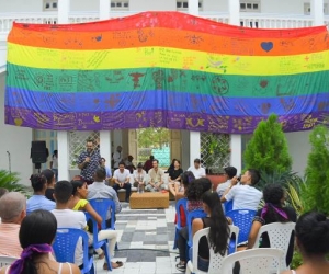 CIÉNAGA IZÓ POR PRIMERA VEZ LA BANDERA LGBTI