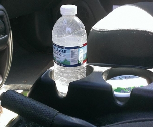Botella de agua dentro de carro puede provocar un incendio