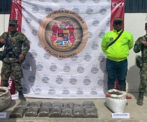 Ejército Nacional La mercancía estaba guardada en dos costales y unas bolsas plásticas transparentes.