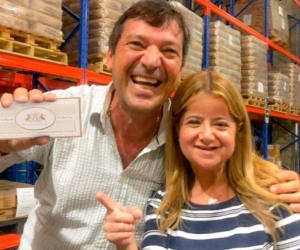 El presidente de Daabon, Alfonso Dávila con Elsa Noguera