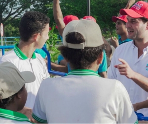 El Mello reunido con simpatizantes de su campaña.