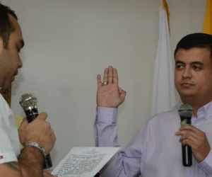 El nuevo personero juramenta ante Carlos Robles, presidente del Concejo.