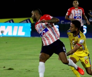 Freddy Hinestroza disputando el balón con Daniel Rojano.