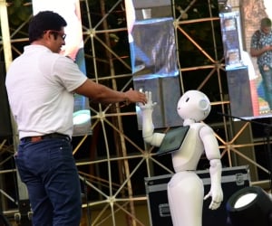 Pablo Vera Salazar, rector de la Universidad del Magdalena, propició un ameno diálogo entre ‘Lied’; uno de los 4 únicos robots humanoides en Colombia y los jóvenes, quienes, además de verlo bailar al ritmo de ‘stayin’ alive’, recibieron de parte del innovador androide un mensaje de bienvenida.