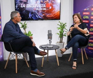 Jorge Cura entrevista a Carla Celia sobre el Carnaval de Barranquilla.
