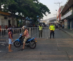 Alcaldía de Santa Marta Instalación de vallas en el Mercado Público.