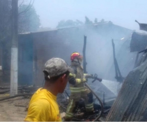 Bomberos Incendio en casa de Sabanalarga.